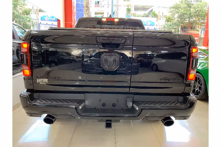 Phiên bản này của Ram 1500 sử dụng động cơ xăng V8 dung tích 5.7L hút khí tự nhiên cho công suất tối đa 401 mã lực và mô-men xoắn cực đại đạt 555Nm. Sức mạnh được truyền xuống 2 cầu thông qua hộp số tự động 8 cấp TorqueFlite.