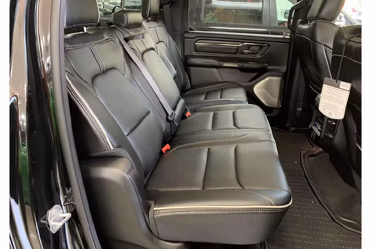 Nội thất của Ram 1500 Limited phiên bản “Black Edition” được trang trang bị nhiều “đồ chơi” tiện nghi hiện đại đầy hấp dẫn trong phân khúc. Bảng táp-lô xe nổi bật với màn hình giải trí đặt dọc kích thước 12 inch cỡ lớn sử dụng hệ thống giải trí Uconnect tiên tiến của tập đoàn FCA, ghế bọc da, chỉnh điện nhở vị trí, trang bị điều hoà tự động, nhiều cổng kết nối USB.