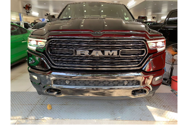 Không phổ biến như “người đồng hương” Ford F-150 được đưa về nước với nhiều phiên bản, số lượng xe bán tải Ram 1500 được đưa về nước chỉ đếm trên đầu ngón tay và chiếc Ram 1500 phiên bản Limited Black Edition này là chiếc duy nhất.