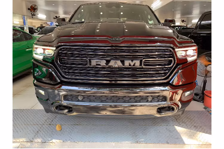 Không phổ biến như “người đồng hương” Ford F-150 được đưa về nước với nhiều phiên bản, số lượng xe bán tải Ram 1500 được đưa về nước chỉ đếm trên đầu ngón tay và chiếc Ram 1500 phiên bản Limited Black Edition này là chiếc duy nhất.