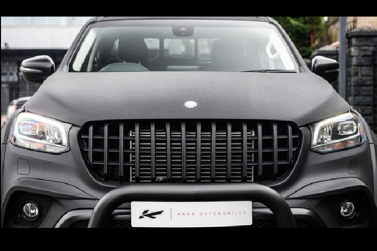 Khoang lái được làm mới với ghế bọc da cao cấp. Hãng độ Anh bổ sung thêm các chi tiết may thủ công với chỉ khâu tương phản nổi bật, cùng các sợi trang trí màu đỏ cho ghế và nội thất.