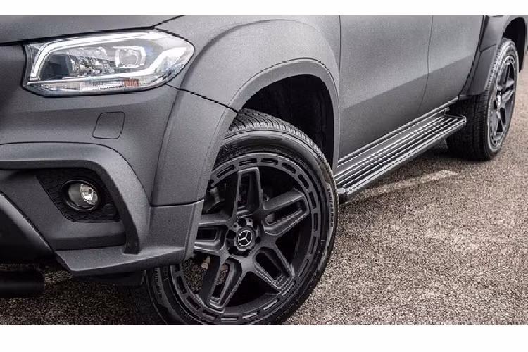 Bản độ Mercedes-Benz X-Class thêm thanh chắn bảo vệ cản trước, lưới tản nhiệt làm mới bổ sung các nan dọc. Mẫu bán tải Đức vẫn sử dụng bộ mâm 22 inch 5 chấu kép nhưng thêm các chi tiết thông gió. Toàn bộ thân xe được sơn màu đen họa tiết 3D giống mẫu xe quân sự.