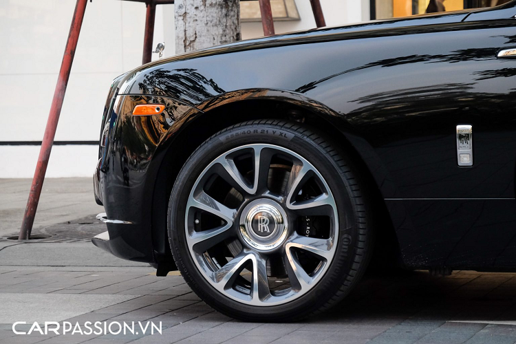 Cụm đèn pha full LED hoàn toàn mới đầy sắc sảo, bên trong chóa đèn có hai chữ “R” lồng vào nhau tượng trưng cho tên của hãng xe Anh Quốc. Logo “Spirit of Ecstasy” bằng kim loại “chễm chệ” ở phía trước đầu xe, nắp ca-pô khá dài được nẹp thêm thanh kim loại làm điểm nhấn.