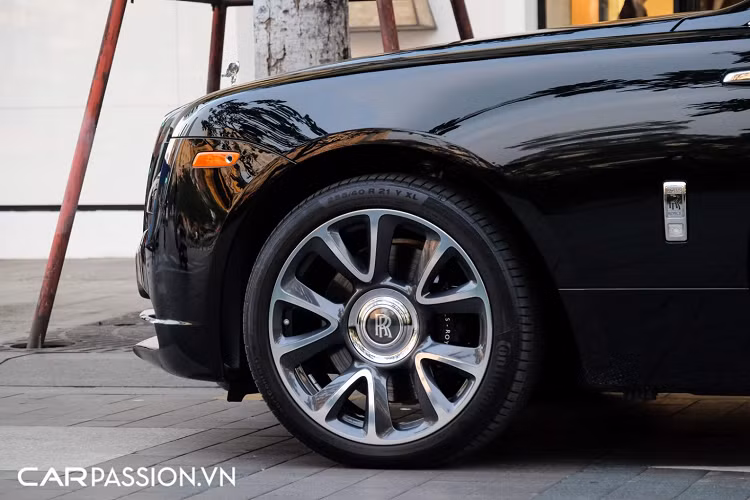 Cụm đèn pha full LED hoàn toàn mới đầy sắc sảo, bên trong chóa đèn có hai chữ “R” lồng vào nhau tượng trưng cho tên của hãng xe Anh Quốc. Logo “Spirit of Ecstasy” bằng kim loại “chễm chệ” ở phía trước đầu xe, nắp ca-pô khá dài được nẹp thêm thanh kim loại làm điểm nhấn.