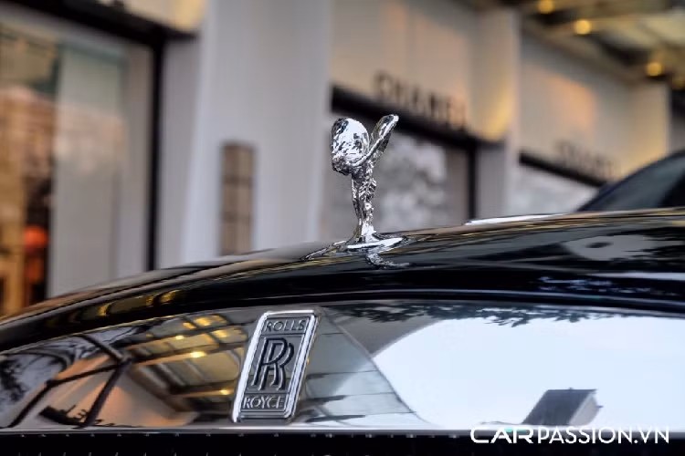 Đuôi xe bo tròn gợi cảm và được vuốt dài tạo dáng vẻ của một chiếc fastback thực thụ. Cụm đèn hậu ôm vào thân xe mang thiên hướng hoài cổ, cụm ống xả kép đặt đối xứng hai bên đuôi xe và mạ chrome. Thể tích của khoang hành lí trên Rolls-Royce Wraith lên đến 470 lít. Tiến vào khoang lái, Rolls-Royce trang bị cho Wraith khoang nội thất được chế tác thủ công bởi những người thợ lành nghề nhất tại nhà máy Goodwood, Anh Quốc.