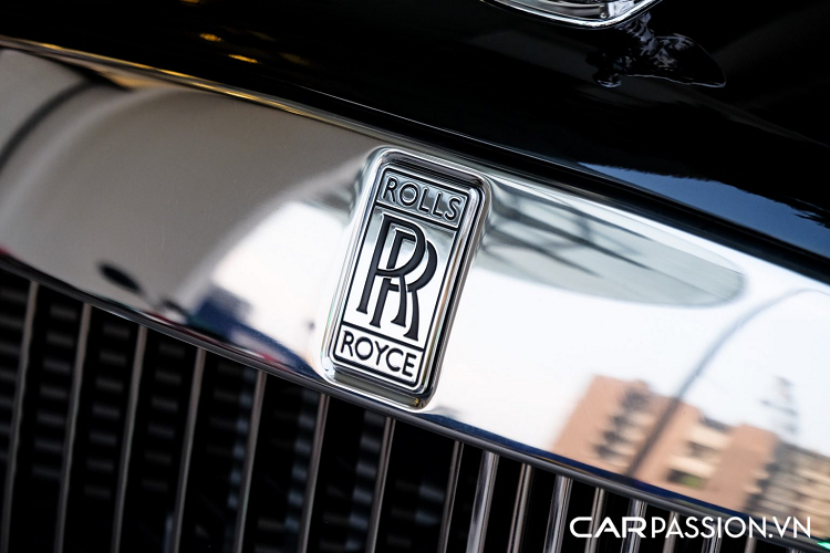 Với góc nhìn ngang, Wraith sở hữu thiết kế khá mềm mại với những đường cong chạy quanh thân xe, hệ thống gầm của Wraith được phát triển từ chi tiết trên chiếc Ghost nhưng các kĩ sư Rolls-Royce đã tinh chỉnh lại hệ thống treo để giảm thiểu độ vặn của thân xe khi Wraith vào cua ở tốc độ cao.