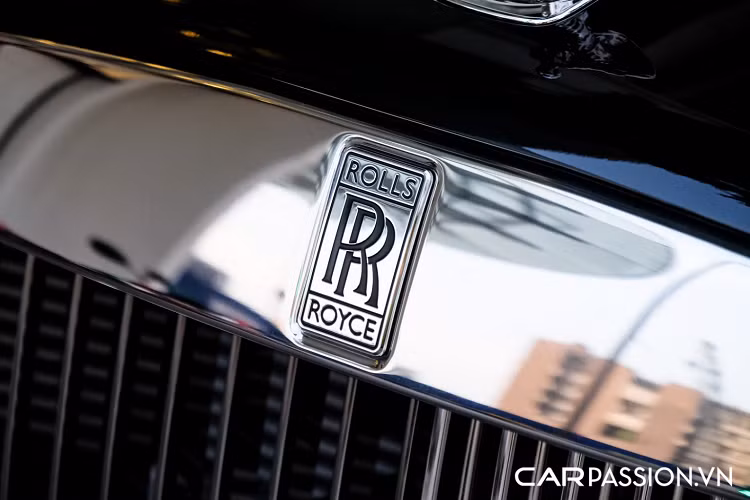 Với góc nhìn ngang, Wraith sở hữu thiết kế khá mềm mại với những đường cong chạy quanh thân xe, hệ thống gầm của Wraith được phát triển từ chi tiết trên chiếc Ghost nhưng các kĩ sư Rolls-Royce đã tinh chỉnh lại hệ thống treo để giảm thiểu độ vặn của thân xe khi Wraith vào cua ở tốc độ cao.