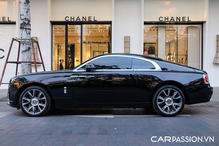 Nhờ hộp số tự động ZF 8 cấp được trang bị, Wraith chỉ mất vỏn vẹn 4,4 giây để tăng tốc từ 0-100 km/h, một con số không tệ so với 1 chiếc Rolls-Royce. Được biết, vị doanh nhân sở hữu chiếc Wraith Series II “hàng hiếm” này còn có cho mình bộ sưu tập với những cái tên nổi bật như : Ferrari F8 Tributo, Mercedes-AMG GT R, Porsche Cayenne S,… Hiện chưa rõ giá bán chính xác của mẫu coupe siêu sang trong bài viết.