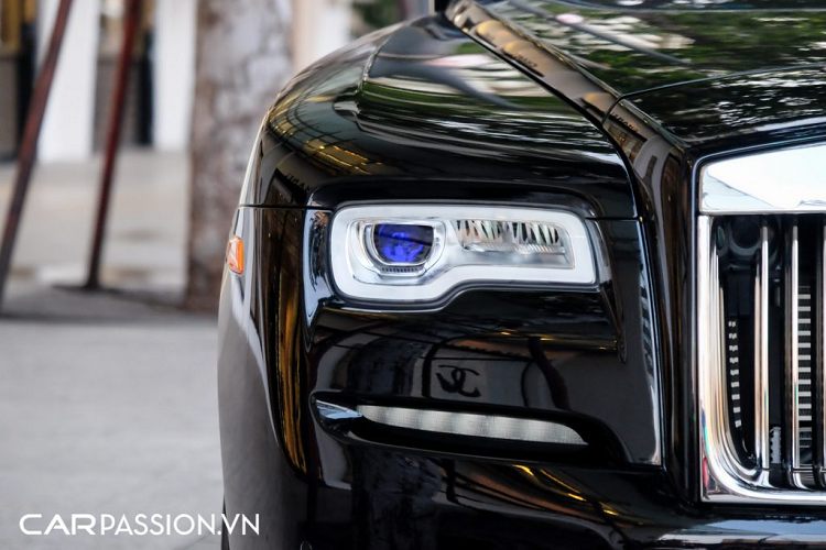 Xe có kích thước bao gồm chiều dài x rộng x cao lần lượt là 5.281 x 1.947 x 1.507 mm, trục cơ sở ngắn hơn Rolls-Royce Ghost khi chỉ dừng ở mức 3.112 mm, khối lượng không tải của xe lên đến 2.360 kg. Xe sử dụng bộ mâm 5 chấu kép có đường kính 21 inch với phối màu khá lạ mắt, ở vị trí trung tâm là logo của Rolls-Royce có khả năng giữ nguyên vị trí mặc dù xe đang di chuyển. Ẩn bên trong là cùm phanh Rolls-Royce sơn đen, kết hợp cùng đĩa phanh và cùm phanh cỡ lớn đủ sức hãm lại chiếc coupe siêu sang nặng đến hơn 2,3 tấn này.