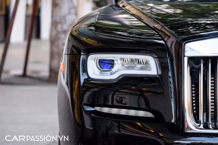 Xe có kích thước bao gồm chiều dài x rộng x cao lần lượt là 5.281 x 1.947 x 1.507 mm, trục cơ sở ngắn hơn Rolls-Royce Ghost khi chỉ dừng ở mức 3.112 mm, khối lượng không tải của xe lên đến 2.360 kg. Xe sử dụng bộ mâm 5 chấu kép có đường kính 21 inch với phối màu khá lạ mắt, ở vị trí trung tâm là logo của Rolls-Royce có khả năng giữ nguyên vị trí mặc dù xe đang di chuyển. Ẩn bên trong là cùm phanh Rolls-Royce sơn đen, kết hợp cùng đĩa phanh và cùm phanh cỡ lớn đủ sức hãm lại chiếc coupe siêu sang nặng đến hơn 2,3 tấn này.