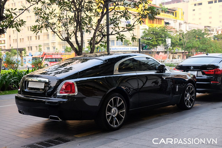 Tuy là một chiếc xe 2 cửa với 4 chỗ ngồi, Rolls-Royce Wraith vẫn có thể đáp ứng nhu cầu chở 4 người lớn nhờ thiết kế đồ sộ của mình, đồng thời tạo cảm giác thoải mái cho cả những người ngồi ở hàng ghế sau. Rolls-Royce Wraith Series II được trang bị khối động cơ V12 có dung tích “khủng” 6.6 lít, sản sinh công suất tối đa 624 mã lực và mô men xoắn cực đại đạt mức 800 Nm.