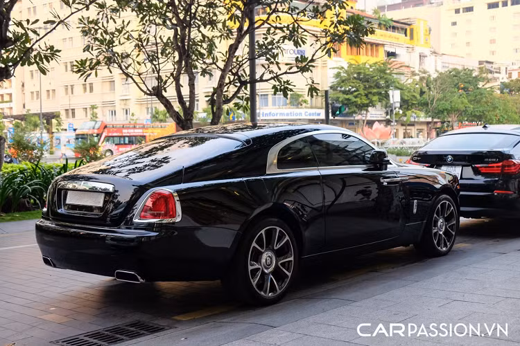 Tuy là một chiếc xe 2 cửa với 4 chỗ ngồi, Rolls-Royce Wraith vẫn có thể đáp ứng nhu cầu chở 4 người lớn nhờ thiết kế đồ sộ của mình, đồng thời tạo cảm giác thoải mái cho cả những người ngồi ở hàng ghế sau. Rolls-Royce Wraith Series II được trang bị khối động cơ V12 có dung tích “khủng” 6.6 lít, sản sinh công suất tối đa 624 mã lực và mô men xoắn cực đại đạt mức 800 Nm.
