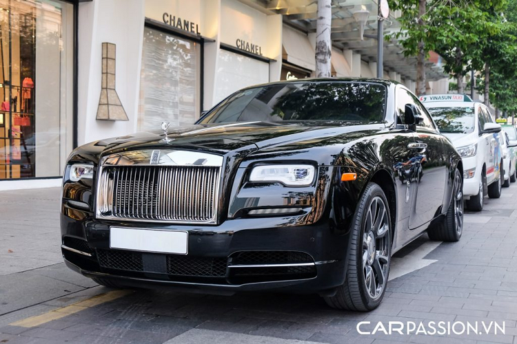 Số lượng xe siêu sang Rolls-Royce Wraith lăn bánh trên đường phố Việt Nam áp đảo hoàn toàn mẫu xe Phantom Coupe vốn dĩ chỉ có 1 chiếc được mang về nước, lý do nằm ở thiết kế của Wraith mang hơi hướng trẻ trung hơn so với các “đàn anh” và sở hữu giá bán được đánh giá là “dễ thở” hơn. Với số lượng không ít những chiếc Wraith hiện đang lưu hành trong nước, không quá khó hiểu khi chủ nhân của những chiếc Rolls-Royce Wraith tại Việt Nam đều muốn tạo sự khác biệt cho “xế cưng” của mình