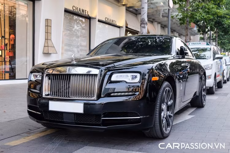 Số lượng xe siêu sang Rolls-Royce Wraith lăn bánh trên đường phố Việt Nam áp đảo hoàn toàn mẫu xe Phantom Coupe vốn dĩ chỉ có 1 chiếc được mang về nước, lý do nằm ở thiết kế của Wraith mang hơi hướng trẻ trung hơn so với các “đàn anh” và sở hữu giá bán được đánh giá là “dễ thở” hơn. Với số lượng không ít những chiếc Wraith hiện đang lưu hành trong nước, không quá khó hiểu khi chủ nhân của những chiếc Rolls-Royce Wraith tại Việt Nam đều muốn tạo sự khác biệt cho “xế cưng” của mình