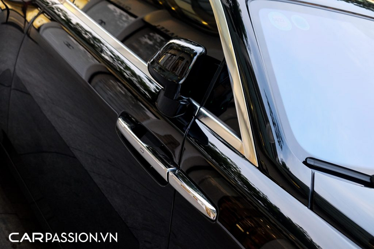 Sự kết hợp hài hòa giữa yếu tố sang trọng và nét hiện đại được Rolls-Royce thể hiện rõ rệt nhằm hướng đến đối tượng là nhóm khách hàng trẻ tuổi. Vô-lăng 3 chấu, cụm đồng hồ tốc độ dạng analog hay bảng điều khiển trung tâm đều mang đến cái nhìn tao nhã cho phần nội thất. Bên cạnh đó, các chi tiết kim loại như : tay nắm cửa, các nút bấm, hốc điều hòa,… được mạ chrome tăng thêm phần xa xỉ cho khoang nội thất trên mẫu coupe siêu sang Rolls-Royce Wraith.