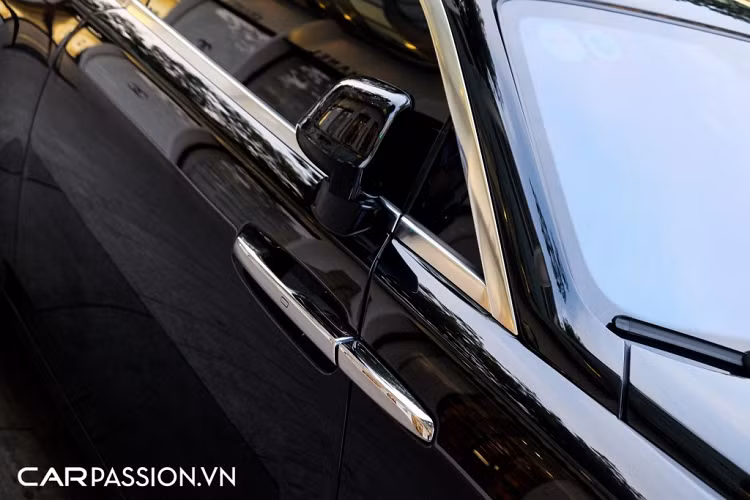 Sự kết hợp hài hòa giữa yếu tố sang trọng và nét hiện đại được Rolls-Royce thể hiện rõ rệt nhằm hướng đến đối tượng là nhóm khách hàng trẻ tuổi. Vô-lăng 3 chấu, cụm đồng hồ tốc độ dạng analog hay bảng điều khiển trung tâm đều mang đến cái nhìn tao nhã cho phần nội thất. Bên cạnh đó, các chi tiết kim loại như : tay nắm cửa, các nút bấm, hốc điều hòa,… được mạ chrome tăng thêm phần xa xỉ cho khoang nội thất trên mẫu coupe siêu sang Rolls-Royce Wraith.