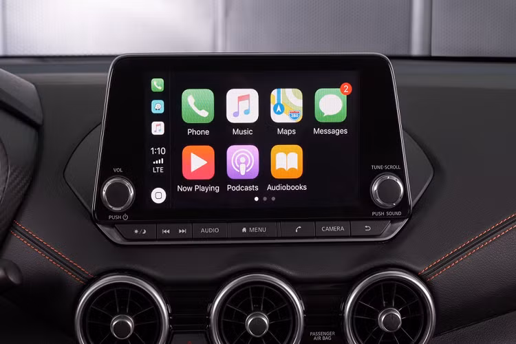 Một số nâng cấp trên Sylphy 2020 gồm hệ thống treo độc lập, hệ thống trợ lực lái điện tử cho phản hồi nhanh hơn. Mẫu sedan này còn được trang bị hệ thống Nissan Connect tích hợp kết nối Apple CarPlay/Android Auto.