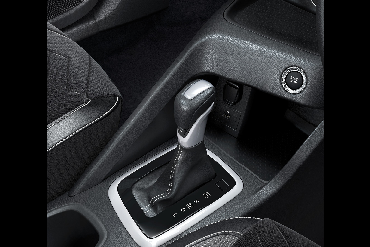 Bên trong, bảng táp-lô được tích hợp cửa gió điều hòa bắt mắt và một màn hình giải trí kích thước 8 inch. Màn hình này đặt trên ba núm xoay trung tâm, được tích hợp công nghệ kết nối Apple CarPlay và Android Auto. Magnite sở hữu nút bấm khởi động, vô-lăng ba chấu thể thao, gương gập điện… Bệ tì tay cỡ lớn, tạo nên khoảng cách giữa hai ghế lên đến 700 mm và màn hình thông tin TFT kích thước 7 inch được đặt sau vô-lăng.