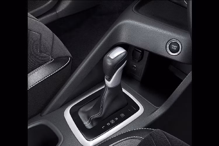 Bên trong, bảng táp-lô được tích hợp cửa gió điều hòa bắt mắt và một màn hình giải trí kích thước 8 inch. Màn hình này đặt trên ba núm xoay trung tâm, được tích hợp công nghệ kết nối Apple CarPlay và Android Auto. Magnite sở hữu nút bấm khởi động, vô-lăng ba chấu thể thao, gương gập điện… Bệ tì tay cỡ lớn, tạo nên khoảng cách giữa hai ghế lên đến 700 mm và màn hình thông tin TFT kích thước 7 inch được đặt sau vô-lăng.