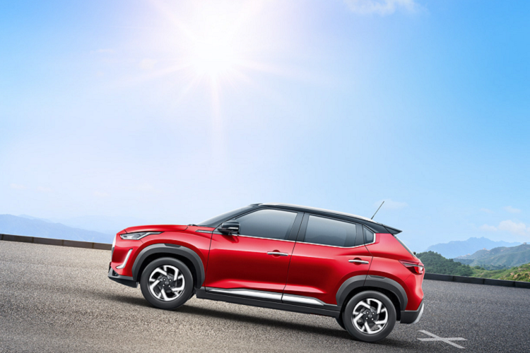 Nissan Magnite giá rẻ hướng đến phân khúc khách hàng trẻ tuổi khi sở hữu thiết kế năng động, thể thao và sự nhỏ gọn cần thiết để sử dụng ở những không gian chật hẹp như các con phố đông đúc ở New Delhi. Cái tên Magnite được tạo nên từ sự kết hợp của hai từ “magnetic” và “ignite”, ám chỉ đến tinh thần của thời đại mới tại thị trường Ấn Độ nói riêng và nhiều nước đang phát triển nói chung.