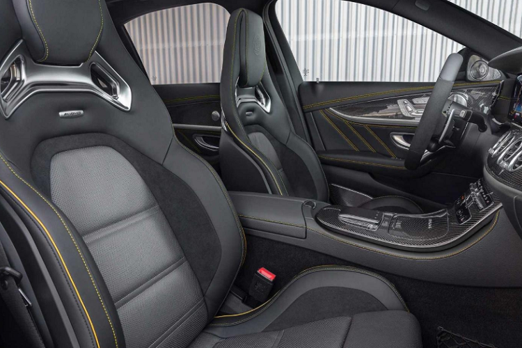 Ở bên trong, Mercedes-AMG E63 S 2021 sử dụng hệ thống MBUX nâng cấp tương tự chiếc E53 mới. Cách bố trí nội thất quen thuộc ngoại trừ sự xuất hiện của vô lăng AMG Performance 2 chấu mới.