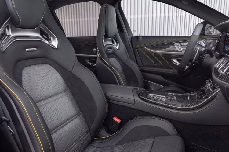 Ở bên trong, Mercedes-AMG E63 S 2021 sử dụng hệ thống MBUX nâng cấp tương tự chiếc E53 mới. Cách bố trí nội thất quen thuộc ngoại trừ sự xuất hiện của vô lăng AMG Performance 2 chấu mới.