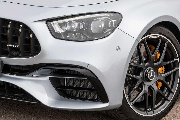 Vô lăng chứa một loạt các nút điều khiển đa dụng từ màn hình kỹ thuật số đến điều khiển hành trình, đàm thoại rảnh tay và các chế độ lái khác nhau.