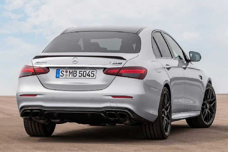 Hệ thống truyền động của Mercedes-AMG E63 S 2021 vẫn giống phiên bản cũ. Xe trang bị động cơ tăng áp kép 4 lít V8 sản sinh công suất 603 mã lực và mô-men xoắn 850 Nm cho cả bản sedan và wagon.