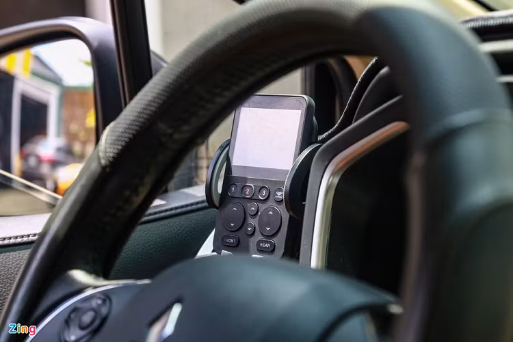 Chủ xe có thể điều chỉnh phuộc thông qua remote hoặc một ứng dụng trên điện thoại thông minh. Bộ phuộc này cũng có 3 chế độ nhớ, người dùng có thể dễ dàng cài đặt theo ý muốn. Bình hơi được đặt ở cốp sau. 