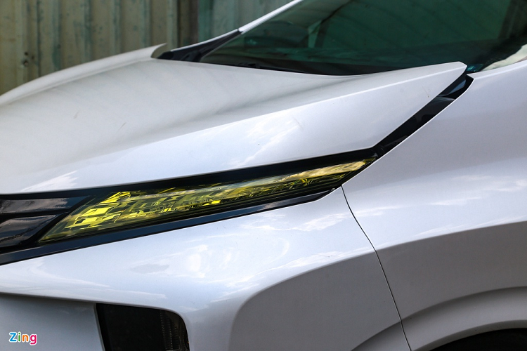 Nắp capo cũng được độ hở, mục đích để tăng hiệu quả làm mát động cơ, đây cũng là kiểu độ khá phổ biến trên các mẫu xe của BMW. Một số chi tiết được sơn đen như líp cản trước, ốp gương chiếu hậu... nhằm tăng tính thể thao.