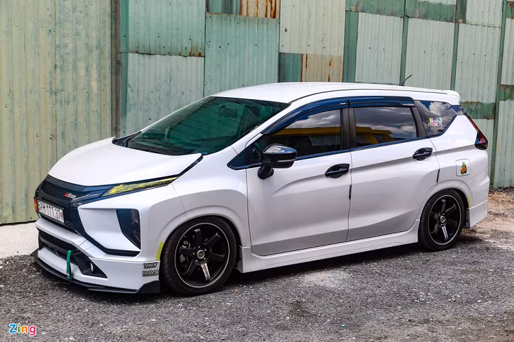 Để chiếc xe thoát khỏi kiểu dáng của một mẫu xe gia đình phù hợp với đô thị, anh Giang quyết định lột xác Mitsubishi Xpander của mình theo phong cách JDM (xe nội địa Nhật Bản) hầm hố hơn.