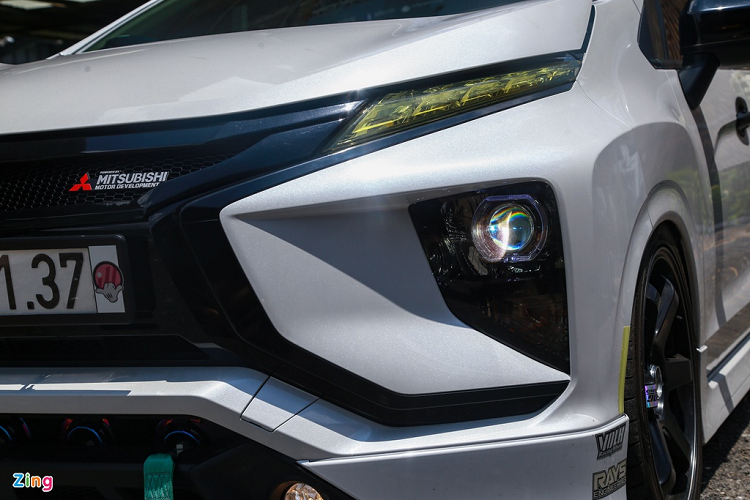 Theo anh Giang, hệ thống treo mới được một xưởng độ tại TP.HCM đo đạc, tính toán thông số và gửi đến hãng Corner Speed sản xuất riêng. Đây là hãng chuyên sản xuất phuộc dành cho giới chơi xe. Tính tới hiện tại, đây là bộ phuộc hơi điều khiển điện tử dành cho Xpander đầu tiên trên thế giới.