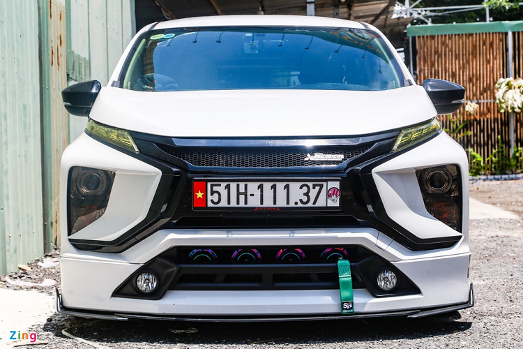 Toàn bộ phần đầu xe được làm lại, cản trước hầm hố hơn, lưới tản nhiệt mới. Đèn pha dạng gương cầu thay cho bóng halogen nguyên bản. Đèn định vị cũng được làm lại sắc vàng thay vì trắng như trước đây. 