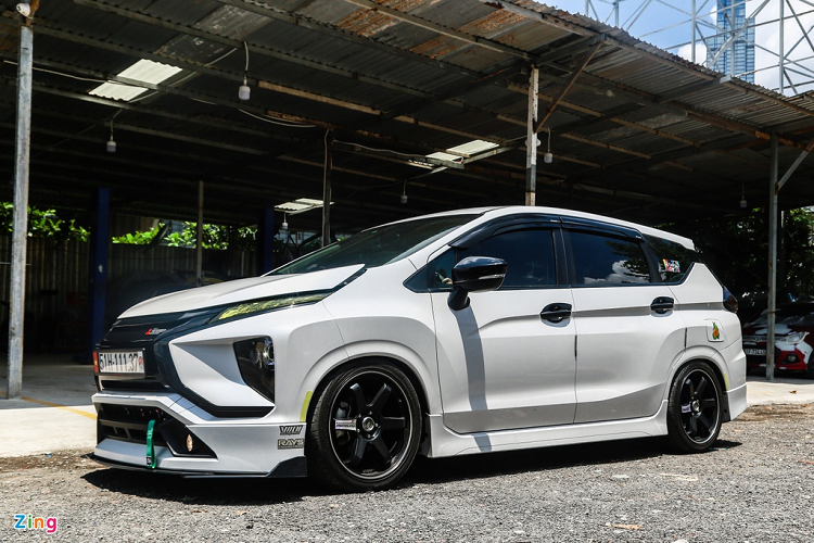 Điểm đáng chú ý nhất trên chiếc Mitsubishi Xpander giá rẻ này là hệ thống phuộc khí nén, có thể nâng hạ gầm tùy chỉnh. Bộ phuộc này có thể hạ gầm xe xuống thấp nhất là 11 cm, cao nhất là 23 cm.