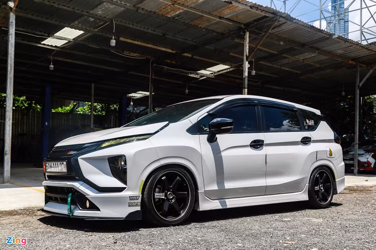 Điểm đáng chú ý nhất trên chiếc Mitsubishi Xpander giá rẻ này là hệ thống phuộc khí nén, có thể nâng hạ gầm tùy chỉnh. Bộ phuộc này có thể hạ gầm xe xuống thấp nhất là 11 cm, cao nhất là 23 cm.