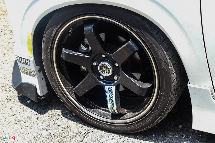 Xe cũng được trang bị bộ mâm Rays Volk Racing kích thước 16 inch, thiết kế 6 chấu sơn đen. Viền mâm màu trắng tương phản. Nhờ bộ mâm mới, ngoại hình của Mitsubishi Xpander trông cứng cáp hơn. 