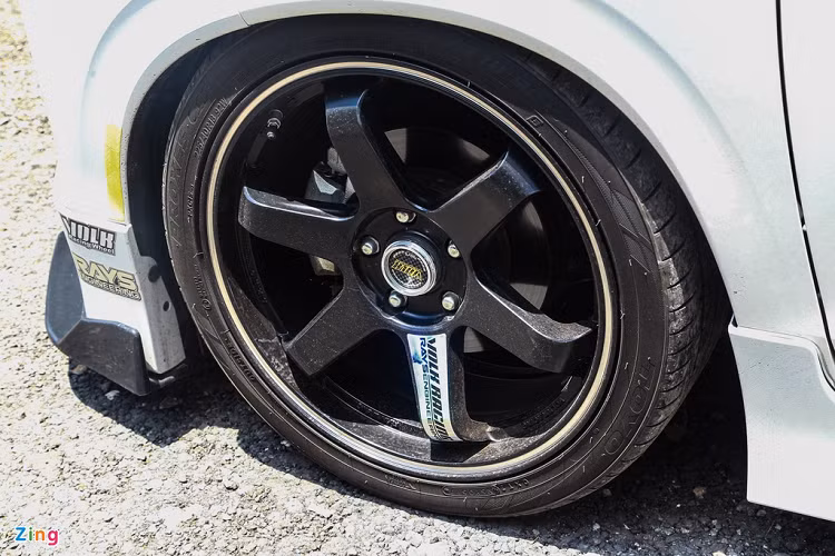Xe cũng được trang bị bộ mâm Rays Volk Racing kích thước 16 inch, thiết kế 6 chấu sơn đen. Viền mâm màu trắng tương phản. Nhờ bộ mâm mới, ngoại hình của Mitsubishi Xpander trông cứng cáp hơn. 