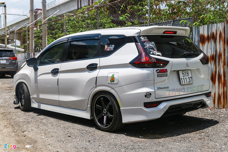 Mất khoảng 1 tháng rưỡi để hoàn thành bản độ này, từ lúc gửi bản thiết kế đến khi hoàn chỉnh. Hạ gầm là phong cách độ xe ưa thích tại Nhật Bản, không chỉ riêng xe thể thao, mà còn cả xe 7 chỗ hay bán tải.