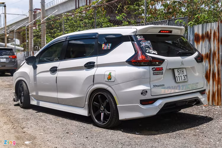 Mất khoảng 1 tháng rưỡi để hoàn thành bản độ này, từ lúc gửi bản thiết kế đến khi hoàn chỉnh. Hạ gầm là phong cách độ xe ưa thích tại Nhật Bản, không chỉ riêng xe thể thao, mà còn cả xe 7 chỗ hay bán tải.