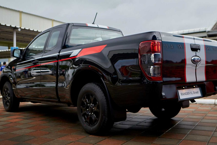 Thân xe có những đồ họa sọc thể thao được thiết kế bởi Ford Australia, nhưng lại lấy cảm hứng từ Ford Thailand Racing (FTR), tương tự những gì đã được áp dụng lên phiên bản thể thao Ranger Raptor.