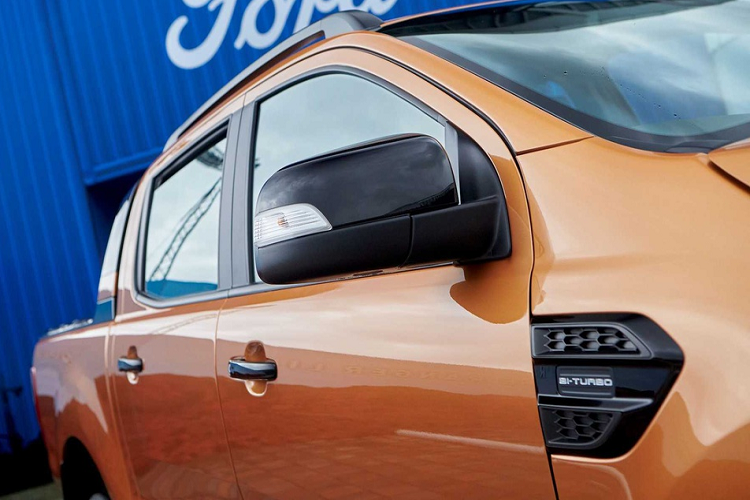 Ford Ranger T6 facelift có lưới tản nhiệt dạng lưới hình thang màu đen, tương tự phiên bản giới hạn Ford Ranger Thunder vừa được ra mắt tại châu Âu vào đầu năm nay. Tay nắm cửa và ốp gương chiếu hậu cũng được sơn đen trang trí.