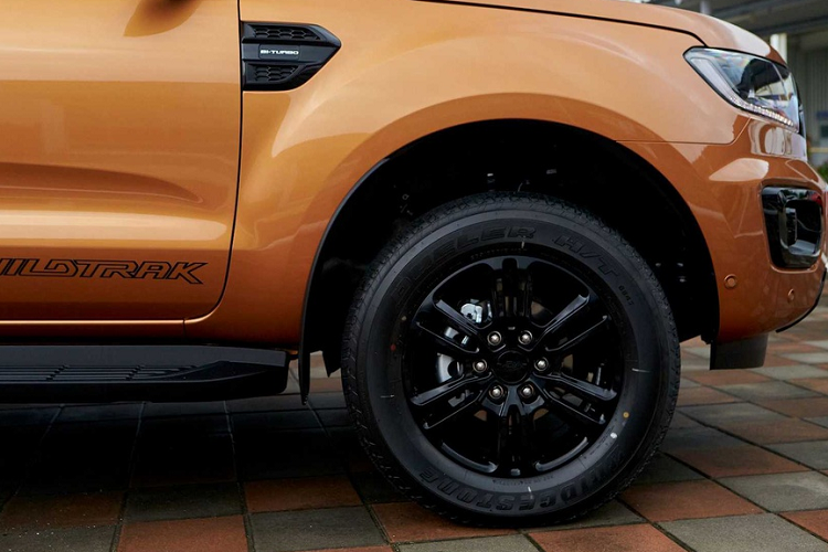 Mâm xe hợp kim 5 chấu kép được sơn đen bóng góp phần tạo ra vẻ ngoài cứng cáp hơn. Biến thể Wildtrak được bổ sung con lăn trợ lực ở cửa thùng hàng phía sau để tăng tính tiện lợi.