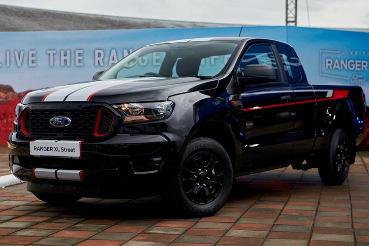 Không có sự thay đổi bên trong cabin cũng như tùy chọn động cơ diesel. Một phiên bản mới có tên Ranger XL Street cũng đã được giới thiệu, có cấu hình SuperCab.