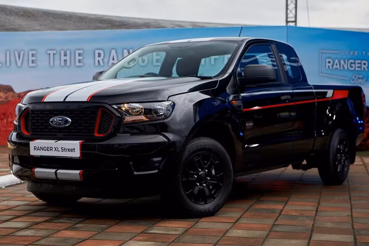 Không có sự thay đổi bên trong cabin cũng như tùy chọn động cơ diesel. Một phiên bản mới có tên Ranger XL Street cũng đã được giới thiệu, có cấu hình SuperCab.