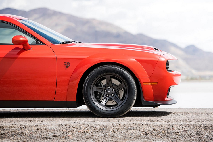 Được biết tên phiên bản Super Stock được lấy cảm hứng từ hạng đua Super Stock, một hạng đua mà xe độ có ngoại hình như xe thương mại thông thường. Trái tim của Challenger SRT Super Stock là khối động cơ HEMI V8 6.2L hiện đang được trang bị trên bản Challenger SRT Hellcat Redeye.