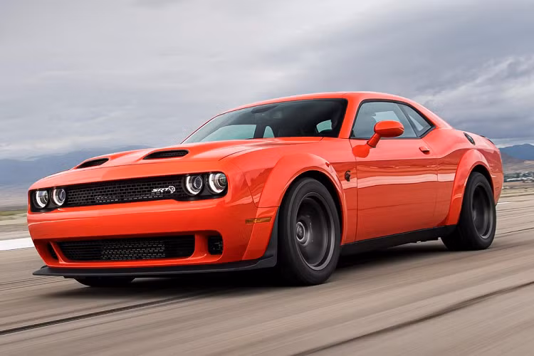 Khác với phiên bản Demon, mẫu Dodge Challenger SRT Super Stock sẽ được sản xuất với số lượng lớn nhằm cung cấp cho tất cả các khách hàng có nhu cầu. Hãng xe Mỹ sẽ chính thức nhận đơn đặt hàng và công bố giá xe Challenger SRT Super Stock trong mùa hè này, việc bàn giao xe dự kiến sẽ diễn ra vào cuối năm nay.
