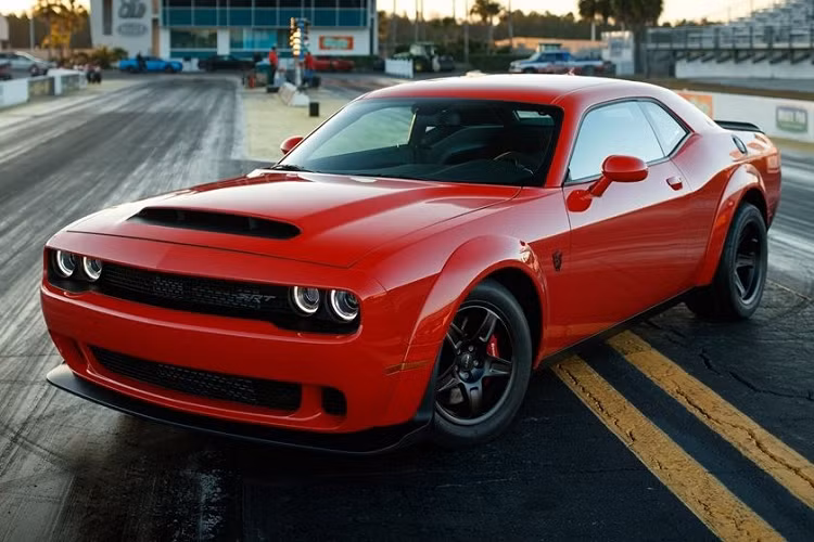 Mẫu xe cơ bắp Dodge Challenger SRT Demon 2020 mới được sản xuất với số lượng giới hạn nhằm thống trí đường đua drag. Ở thời điểm ra mắt, phiên bản Demon được xem là mẫu Challenger SRT mạnh mẽ nhất từng được sản xuất, tuy nhiên phiên bản Challenger SRT Demon đã không còn được sản xuất khi đạt số lượng 3.000 xe vào năm 2018.