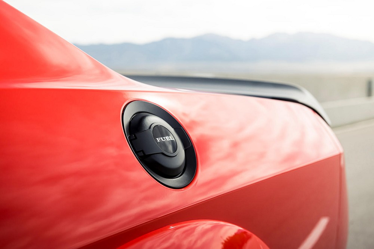 Ngoài sức mạnh vượt trội, Dodge Challenger SRT Super Stock còn có bộ wide bodykit tiêu chuẩn, phanh Brembo cao cấp và hệ thống treo mới có thể điều chỉnh trọng tâm xe để tăng khả năng bám đường. Bộ vành tiêu chuẩn của xe có kích thước 18 inch màu đen bóng, đi kèm cùng bộ lốp Nitto NT05R kích thước 315/40R18.