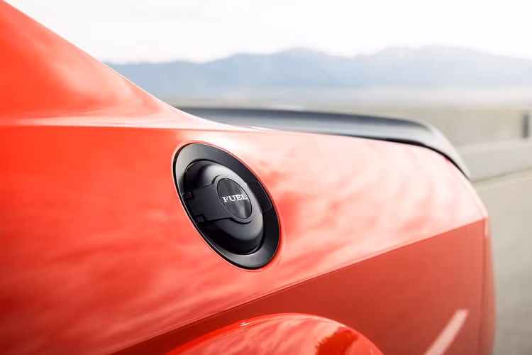 Ngoài sức mạnh vượt trội, Dodge Challenger SRT Super Stock còn có bộ wide bodykit tiêu chuẩn, phanh Brembo cao cấp và hệ thống treo mới có thể điều chỉnh trọng tâm xe để tăng khả năng bám đường. Bộ vành tiêu chuẩn của xe có kích thước 18 inch màu đen bóng, đi kèm cùng bộ lốp Nitto NT05R kích thước 315/40R18.