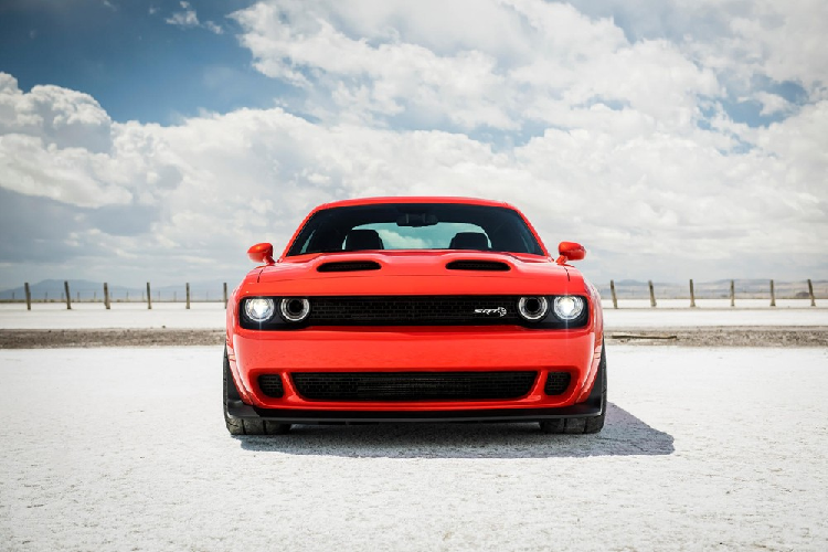 Hệ thống kiểm soát lực kéo của xe sẽ bị vô hiệu hóa trong khi chế độ Track được kích hoạt nhằm giúp bánh sau thể hiện hết sức mạnh của động cơ. Mặt khác hệ thống ổn định thân xe điện tử vẫn hoạt động để giúp xe có thể giữ được đường chạy thẳng nhất có thể.